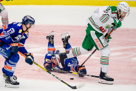 Växjös Tim Erixon försöker nå pucken liggandes på isen