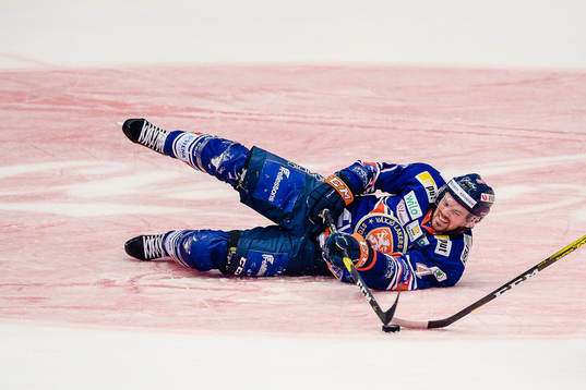 Växjös Tim Erixon försöker nå pucken liggandes på isen