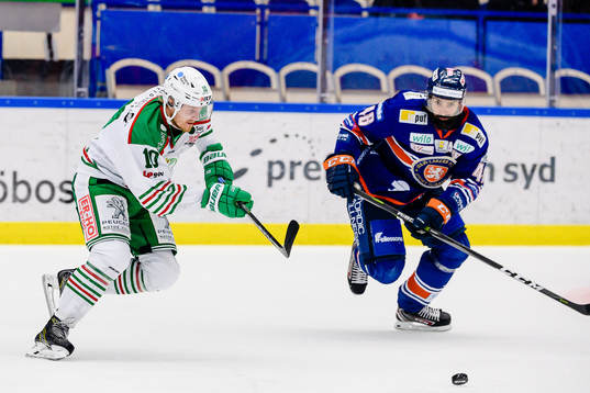 Rögles Nick Sörensen jagas av Växjös Daniel Rahimi