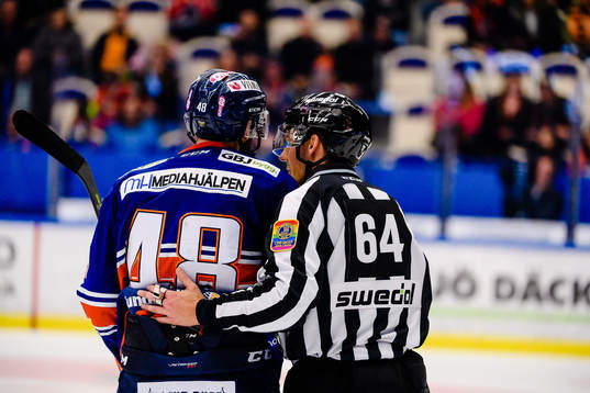 Växjös Daniel Rahimi pratar med Linjedomare Andreas
