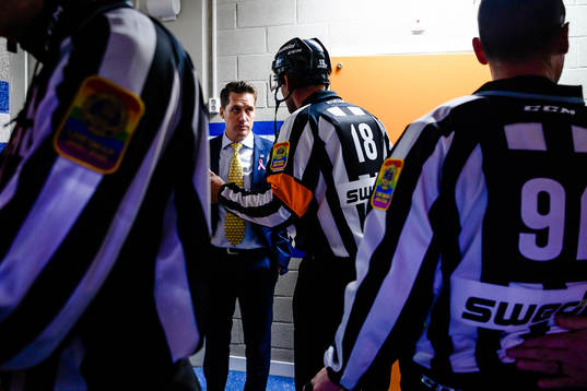 Växjös tränare Sam Hallam pratar med Domare Mikael Nord