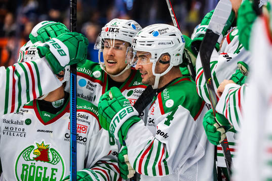 Rögles Kodie Curran jublar med lagkamrater