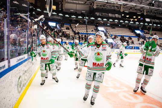 Rögles spelare jublar framför supportrar