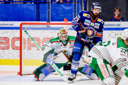 Rögles målvakt Roman Will bakom Växjös Roman Horak