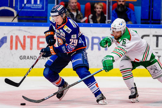 Växjös Pontus Holmberg jagas av Rögles Craig Schira