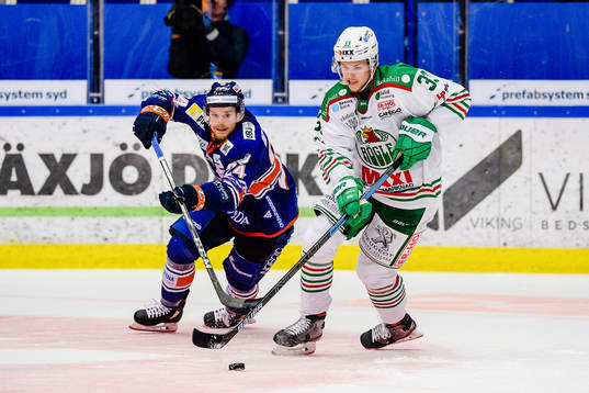 Växjös Brendan Shinnimin jagar Rögles Niklas Hansson