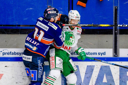 Växjös Ilari Melart tacklar Rögles Daniel Zaar