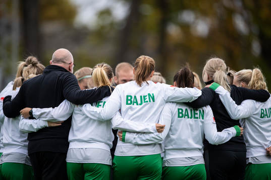 Hammarbys spelare samlas i en ring