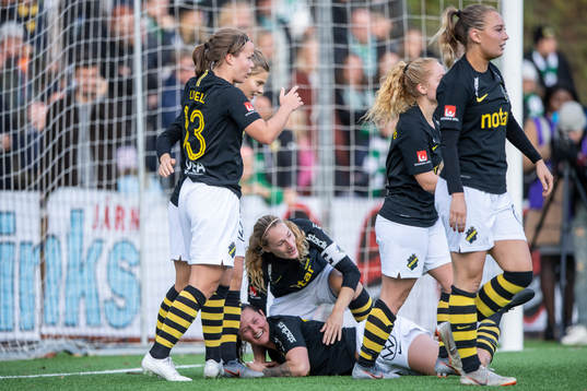 s Nicole Odelberg Modin (liggandes) jublar