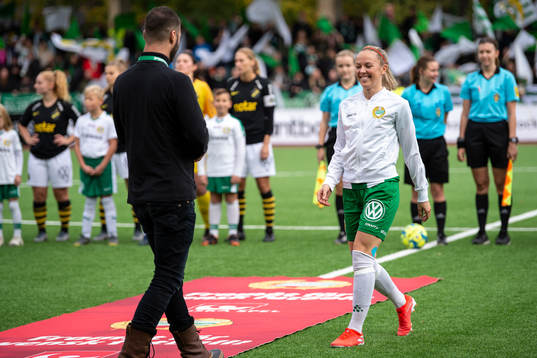 Hammarbys Cathrine Dahlström tar emot pris innan
