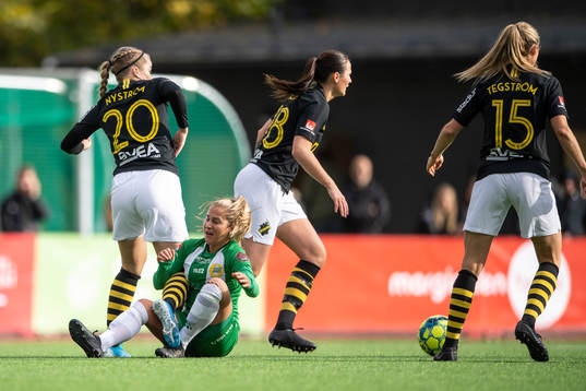 s Eva Nyström  och Nicole Odelberg Modin i en duell med