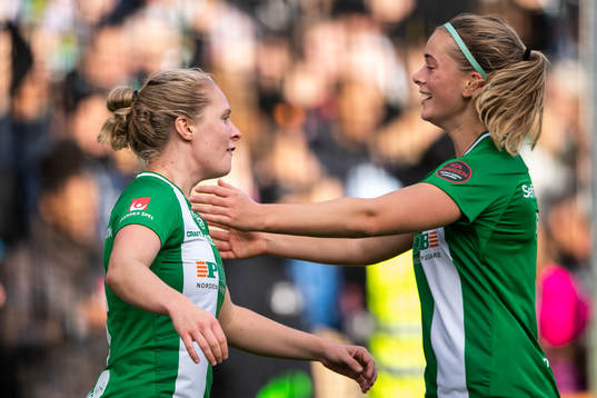 Hammarbys Emilia Larsson (v) jublar