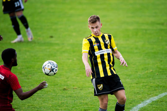 IFK Hässleholms Theo Ekström i matchen i division 2