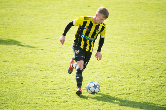IFK Hässleholms Amel Crnalic i matchen i division 2 mellan