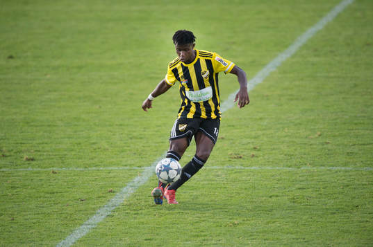 IFK Hässleholms Carl Mujaguzi  i matchen i division 2