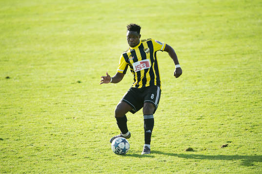 IFK Hässleholms Patrick Osiako  i matchen i division 2