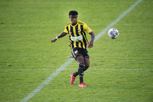 IFK Hässleholms Carl Mujaguzi  i matchen i division 2