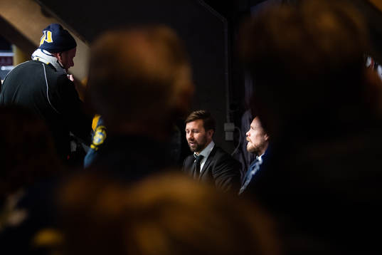 Per Ledin och Andreas Jämtin skriver autografer