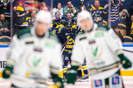 s Linus Sandin jublar med lagkamrater