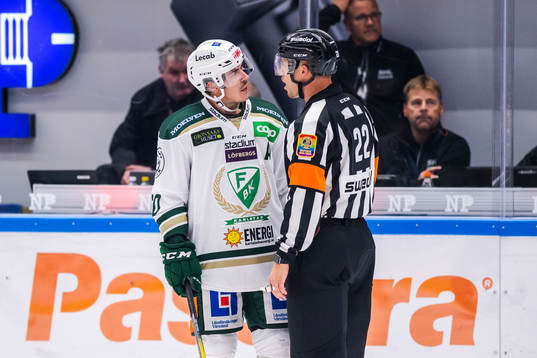 Färjestads Sebastian Erixon i diskussion med domare