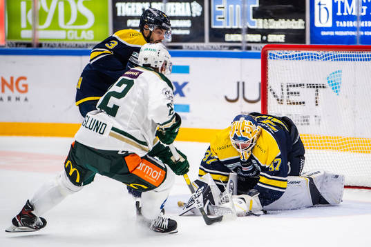 s Markus Lauridsen och målvakt Jonas Gunnarsson mot