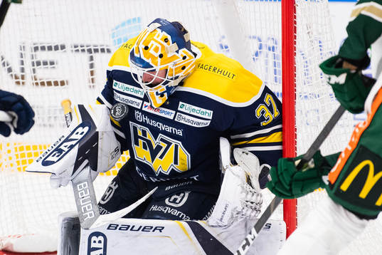 s målvakt Jonas Gunnarsson räddar ett skott