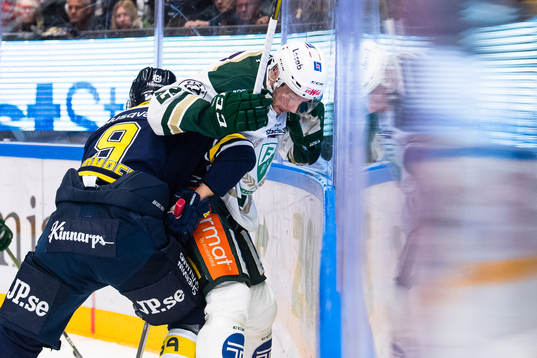 s Didrik Strömberg tacklar Färjestads Per Åslund