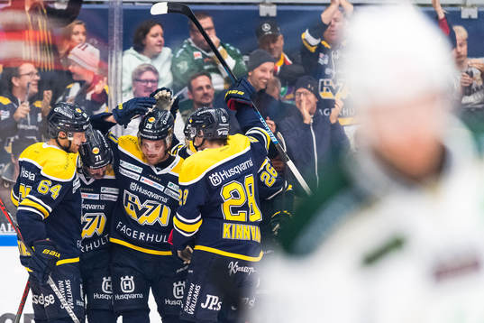 s Linus Sandin jublar med lagkamrater