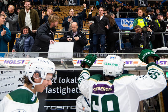Färjestads supportrar jublar med Linus Johansson