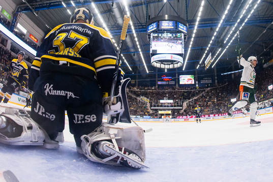 s målvakt Jonas Gunnarsson deppar