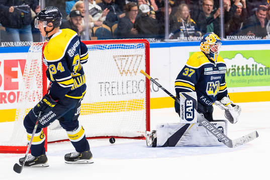 s Jesper Williamsson och målvakt Jonas Gunnarsson deppar