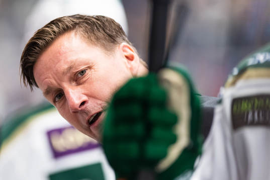 Färjestads huvudtränare Johan Pennerborn reagerar