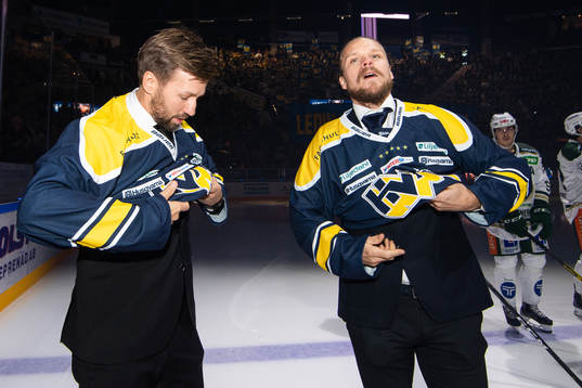 Per Ledin och Andreas Jämtin tar på matchtröja när de