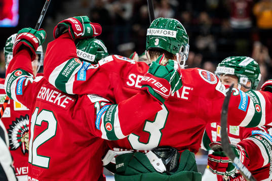 Frölundas Jacob Moverare jublar med lagkamrater