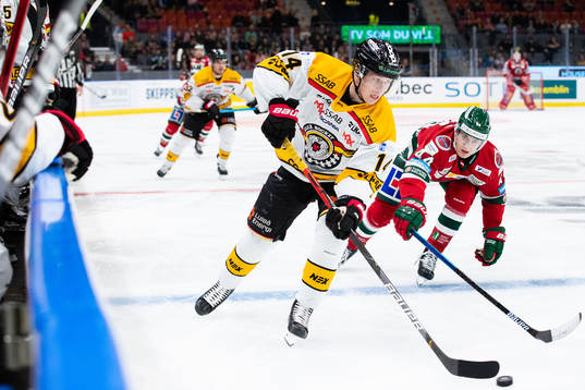 Luleås Jonas Berglund före Frölundas Jacob Peterson