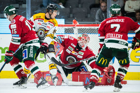 Frölundas målvakt Johan Mattsson med en räddning