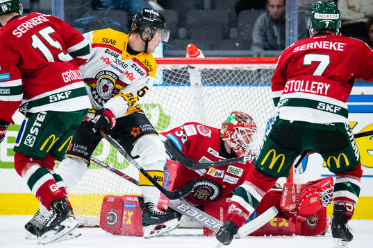 Frölundas målvakt Johan Mattsson med en räddning