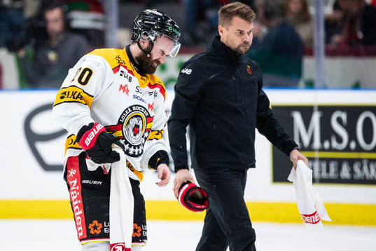 Luleås Jack Connolly hjälps av isen