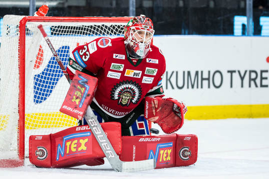 Frölundas målvakt Johan Mattsson med en räddning