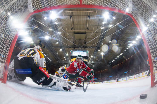 Frölundas Samuel Fagemo gör 1-0 bakom Luleås målvakt