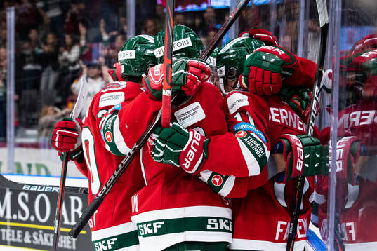 Frölundas Samuel Fagemo jublar med lagkamrater