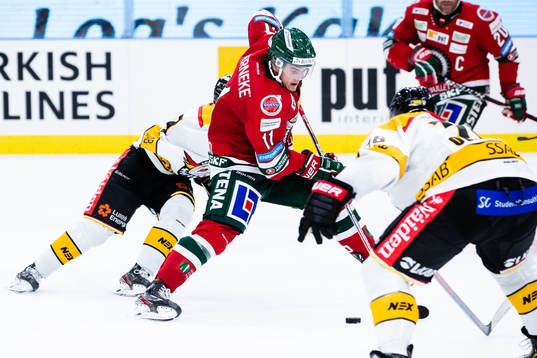 Frölundas Samuel Fagemo på väg igenom för 4-1
