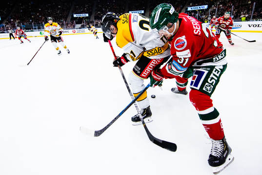 Luleås Juhani Tyrväinen och Frölundas Nicklas Lasu