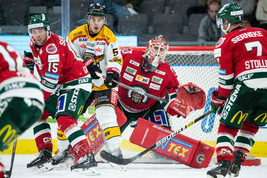 Luleås Daniel Sondell oroar framför Frölundas målvakt