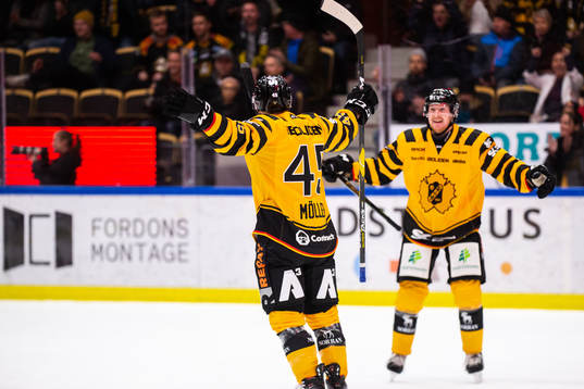 Skellefteås Oscar Möller jublar med Niclas Burström
