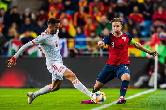 Saul Niguez of Spain and Stefan Johansen of Norway