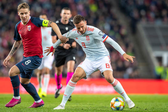 Stefan Johansen of Norway and Saul Niguez of Spain