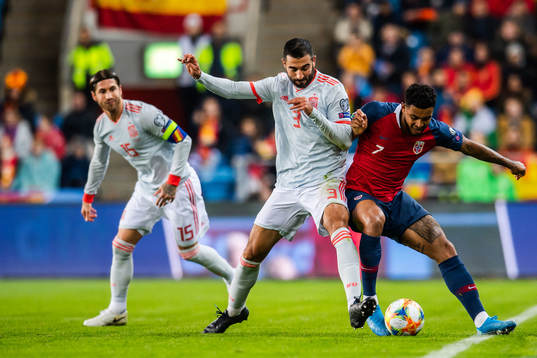 Raul Albiol of Spain and Joshua King of Norway