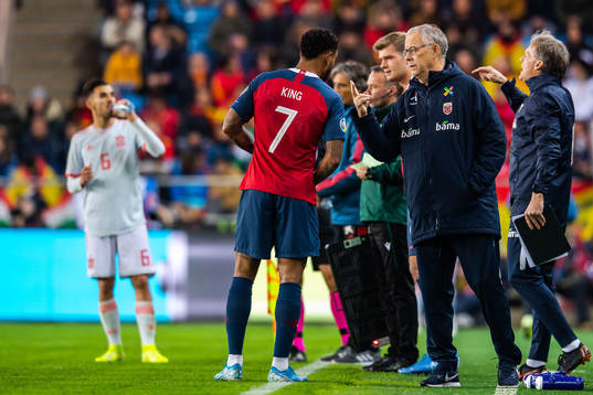 Joshua King and Lars Lagerbäck, head coach of Norway