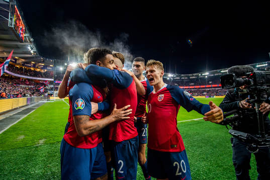 Joshua King of Norway celebrates with Martin Ødegaard and